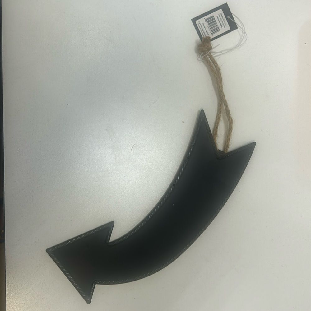 Creative Co-op Blackboard Arrow hanging. KK95